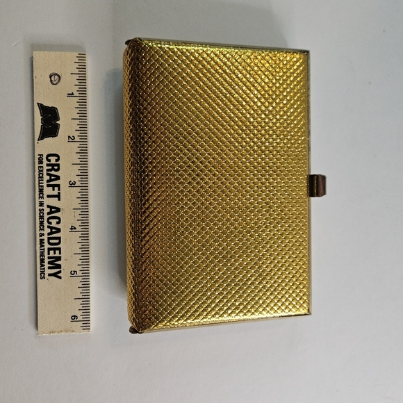 Vintage Gold Faux Metal Small Clutch With Clasp 6 X 4 X 1 - Picture 5 of 5